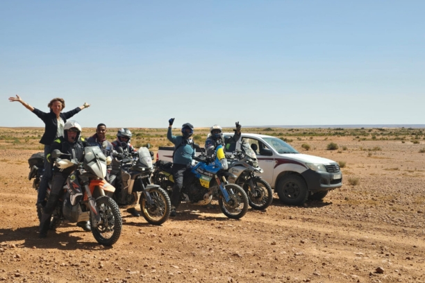 Assistance moto au Maroc : accompagnement 4x4, ravitaillement en carburant, transport de bagages, assistance dans le désert et soutien pour...